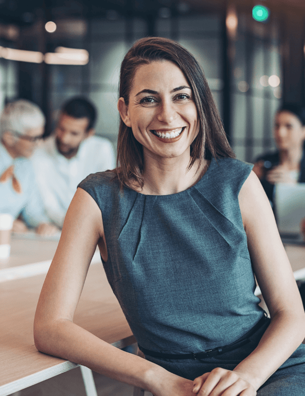 Mujer liderando equipo en sector industrial y energético