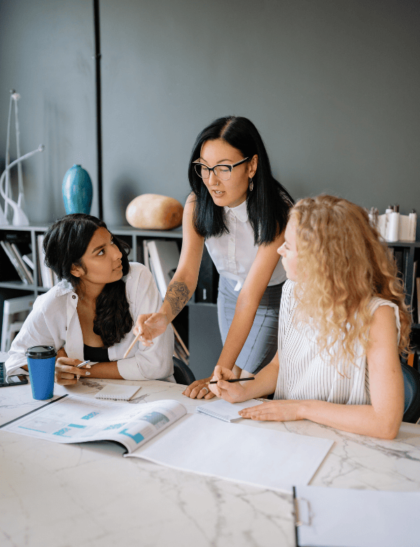 Equipo colaborando en un entorno laboral seguro e inclusivo
