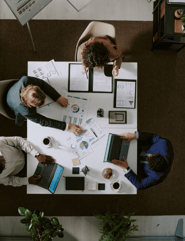 Equipo analizando estrategias de innovación y crecimiento empresarial